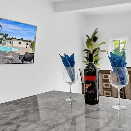 New ! Pool House 3-Bedroom Home Victoria Park